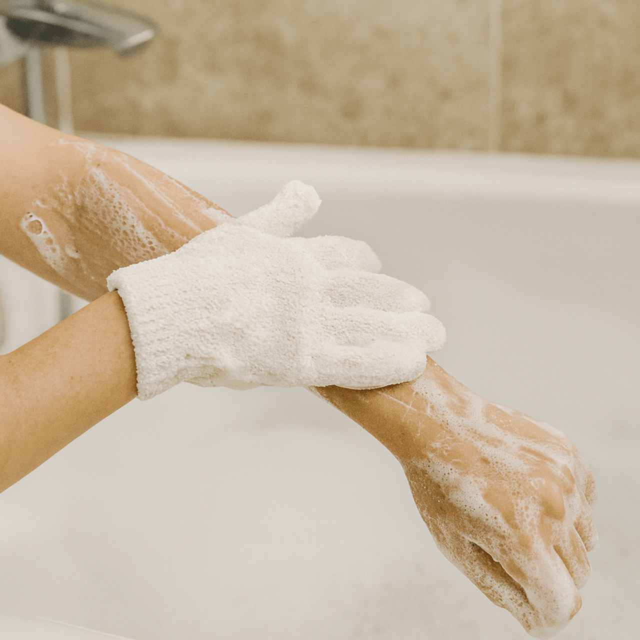 Exfoliating Bath Gloves – Gentle & Revitalizing - Image 3